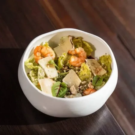 Салат с креветками и камамбером