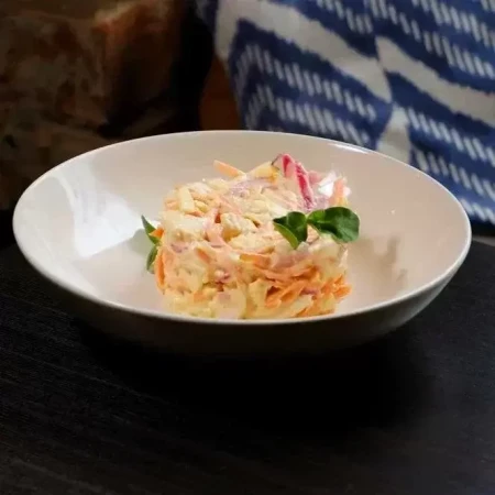 Салат с курицей и омлетной лентой 