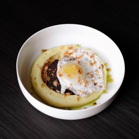 Котлета из мраморной говядины с пюре и глазуньей