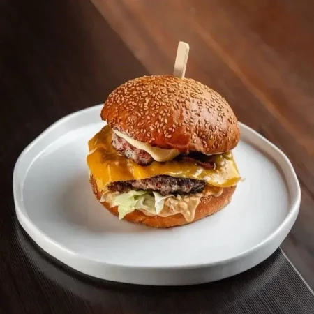 С беконом и арахисовой пастой