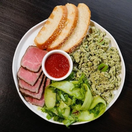 Открытый завтрак с ростбифом