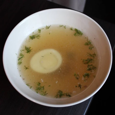 Куриный бульон с яйцом и сухариками