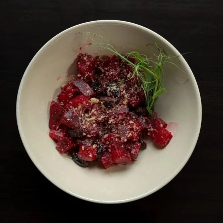 Салат из печеной свеклы с черносливом