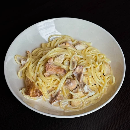 Паста с курицей и лисичками