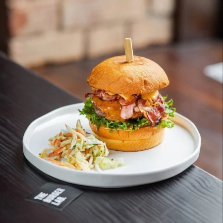 С беконом и арахисовой пастой