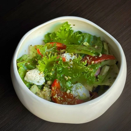 Салат с печеным перцем и кремом из каперсов