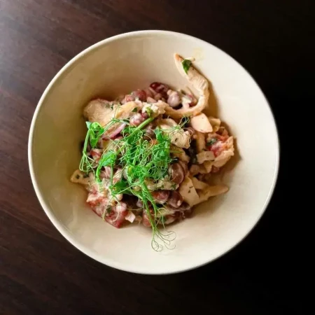 Салат с фасолью и курицей