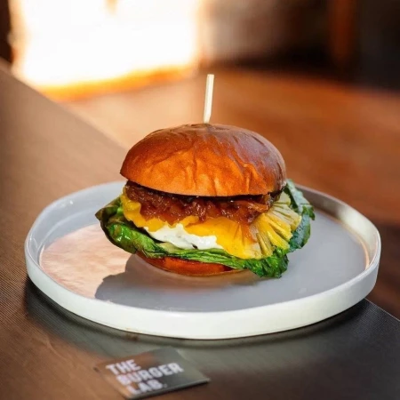 С острыми ананасами и карамелизированным луком