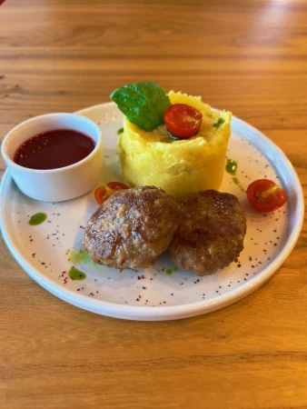 Котлетки с брусничным соусом и картофельным пюре