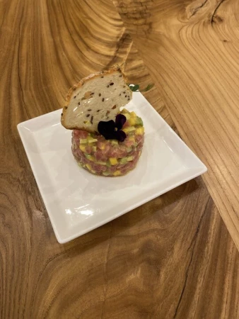 Тар тар из тунца с авокадо и манго