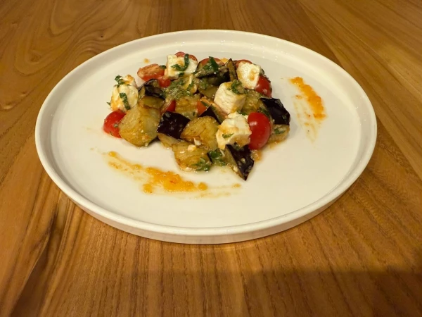 Салат с баклажаном, фетой и азиатской заправкой