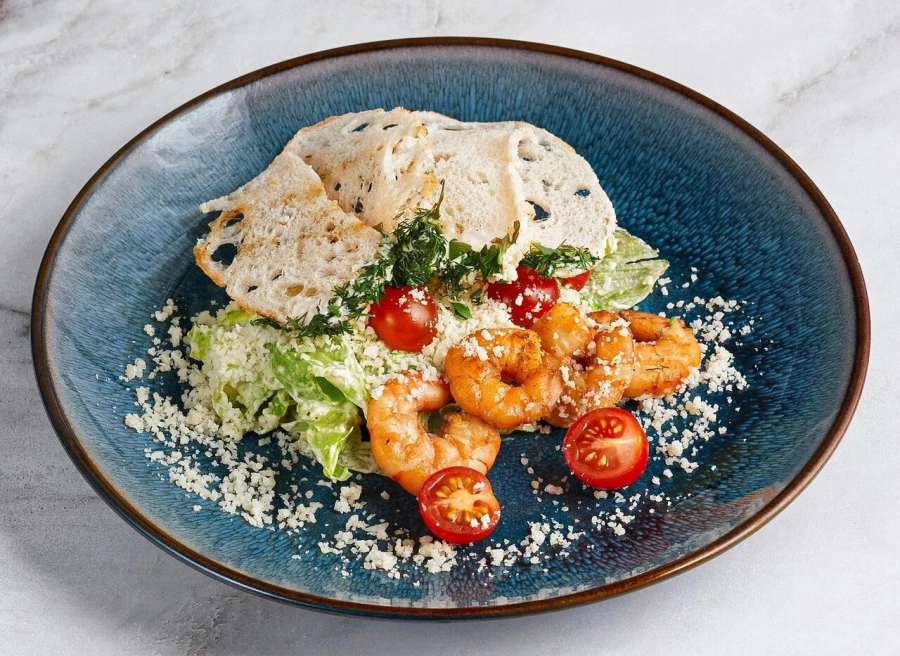 Салат Цезарь с  тигровыми креветками