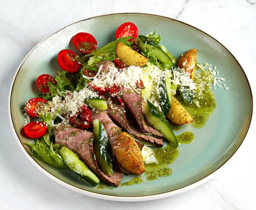 Салат с телятиной и печеным картофелем бэби