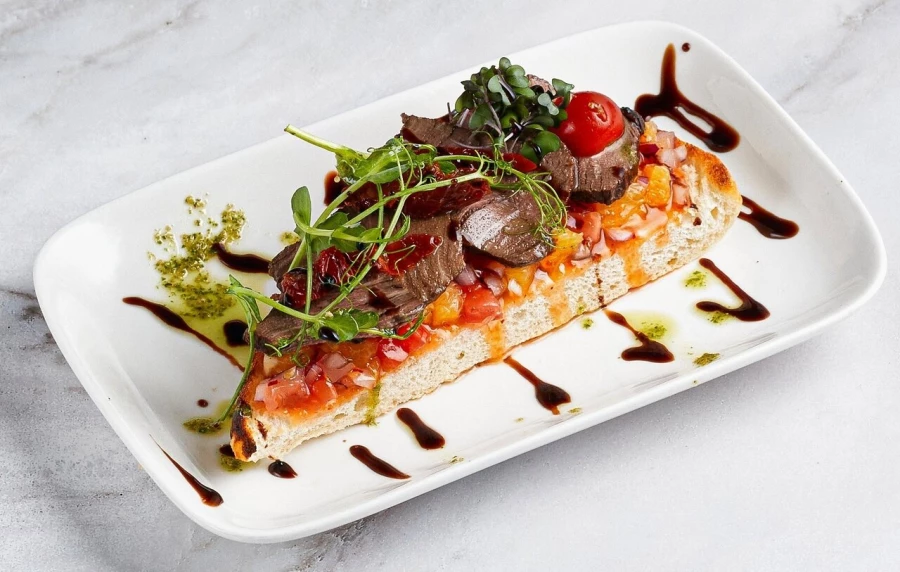 Брускетта с телятиной и вяленными томатами 