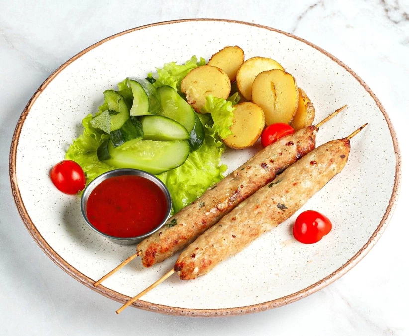 Люля кебаб из курицы с картофелем и молосольными огурчиками 