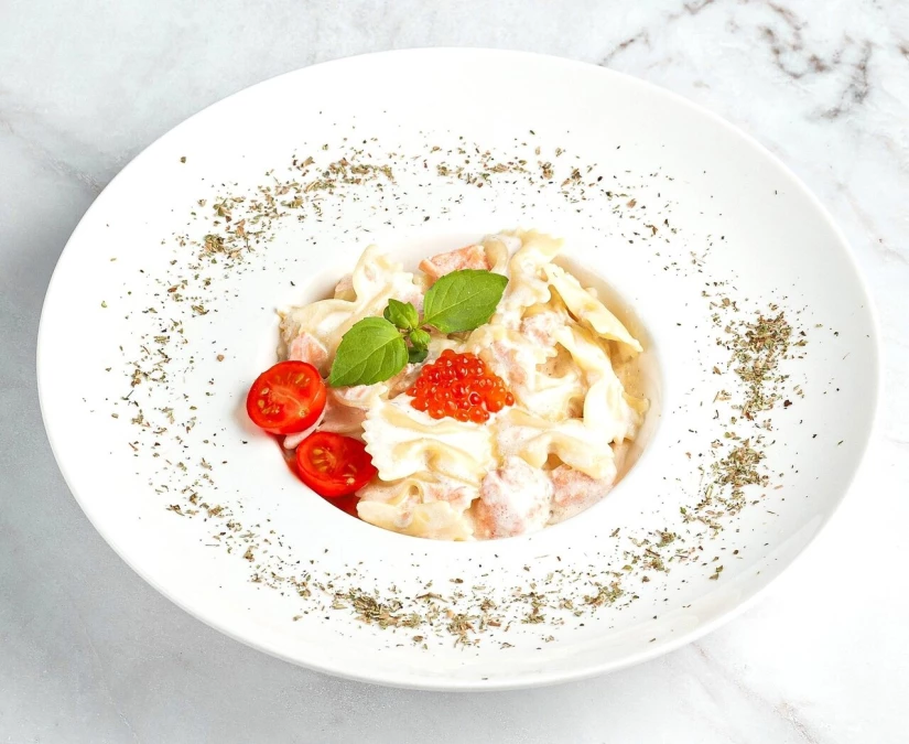 Фарфалле с лососем и красной икрой 