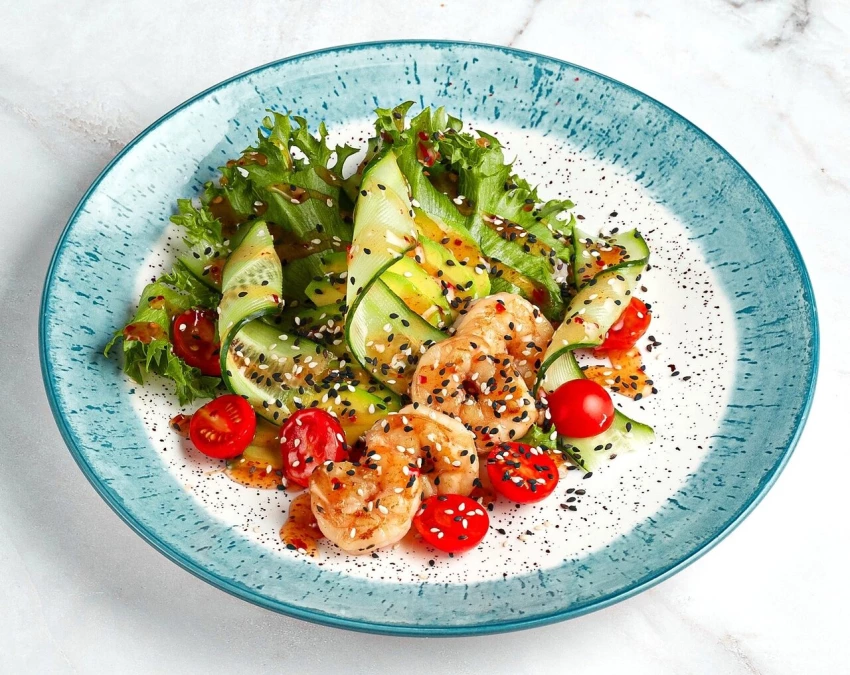 Салат с креветками гриль и авокадо