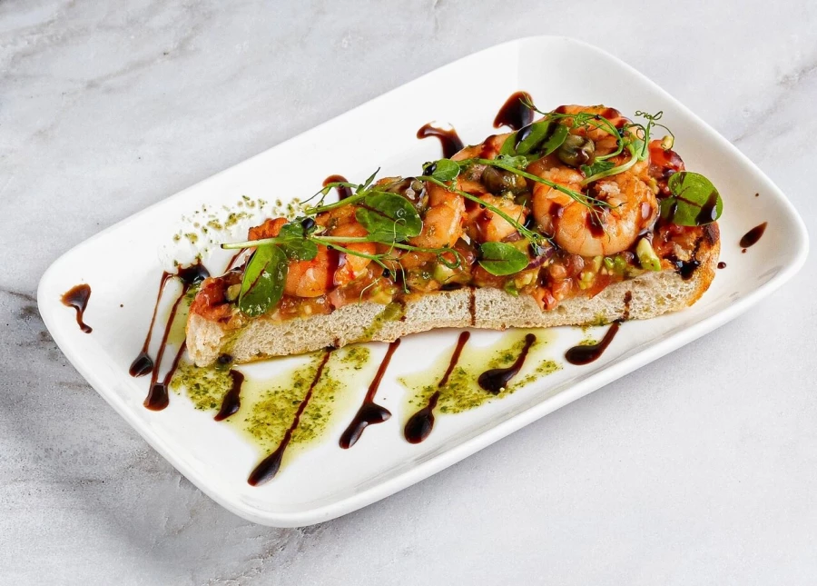 Брускетта с креветками гриль и гуакомолле