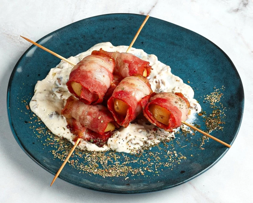 Картофель в беконе с грибным жюльеном по-деревенски