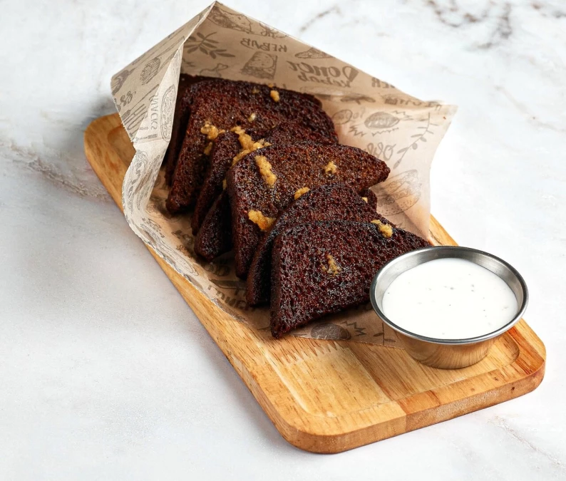 Бородинские чесночные гренки с соусом ранч