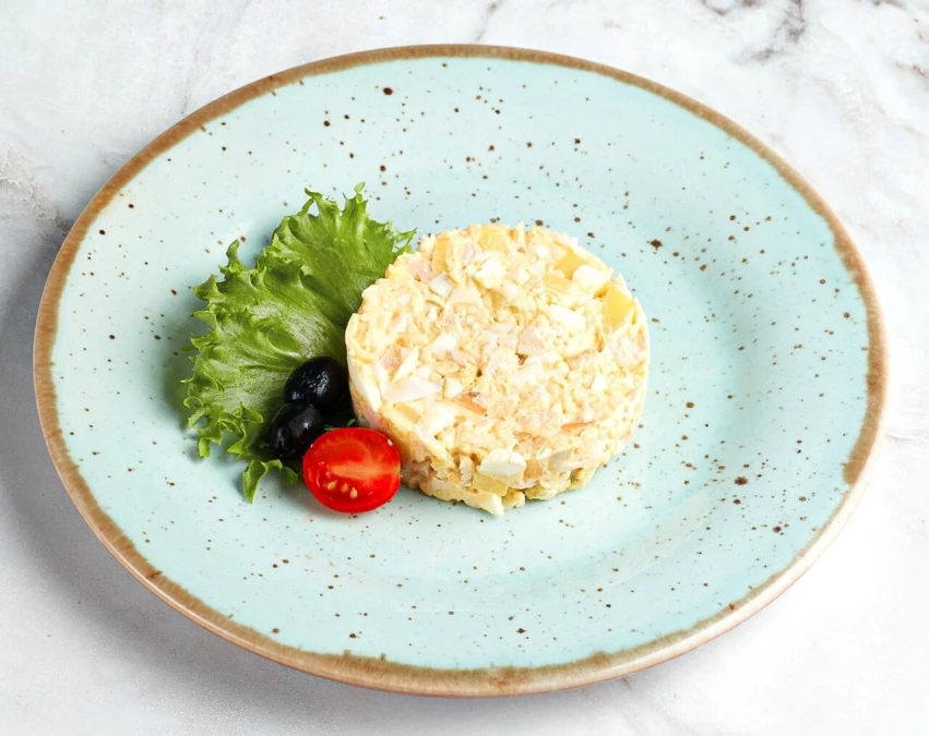 Салат с ананасом и копченой курицей