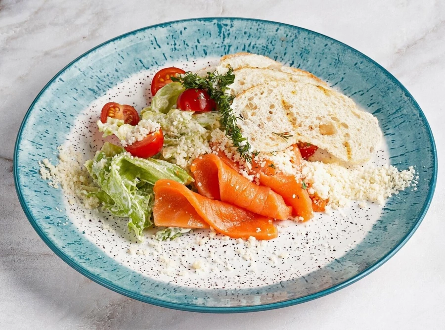 Салат Цезарь с лососем