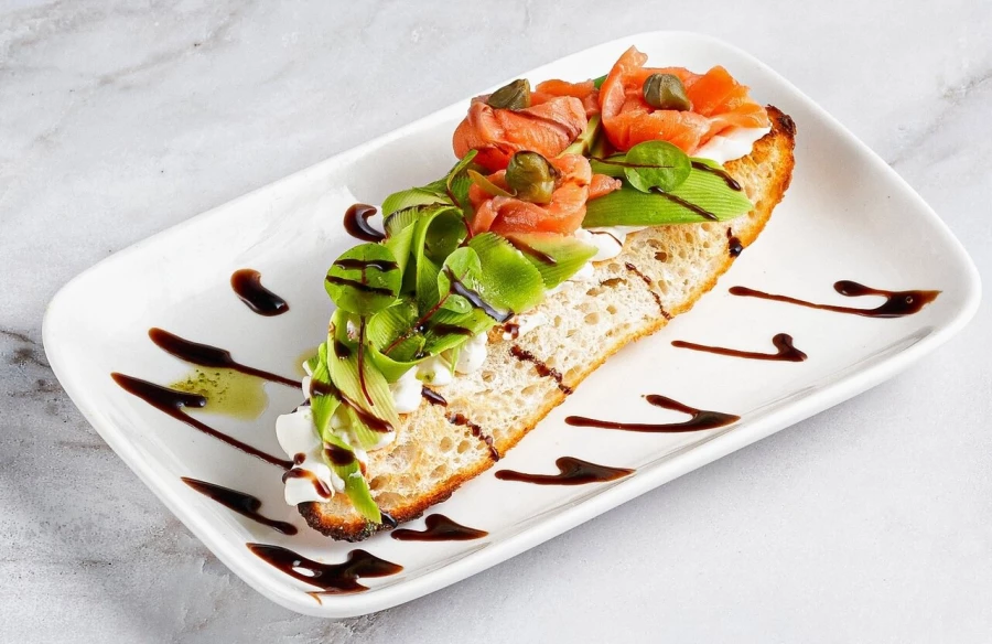 Брускетта с лососем и авокадо