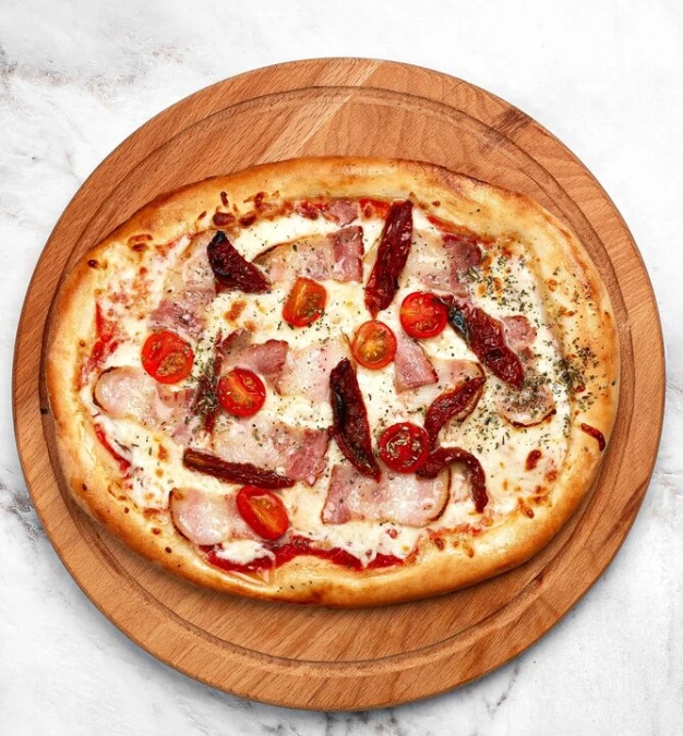 Римская пицца с беконом и вяленными томатами
