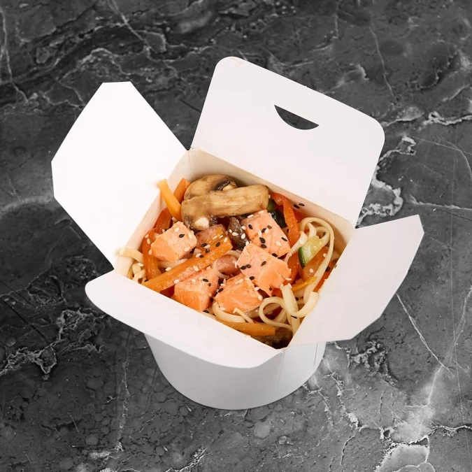 Wok с лососем