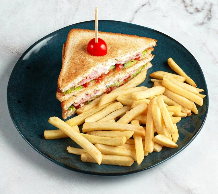 Клаб-сэндвич с ветчиной, картофелем фри и пикантным соусом 