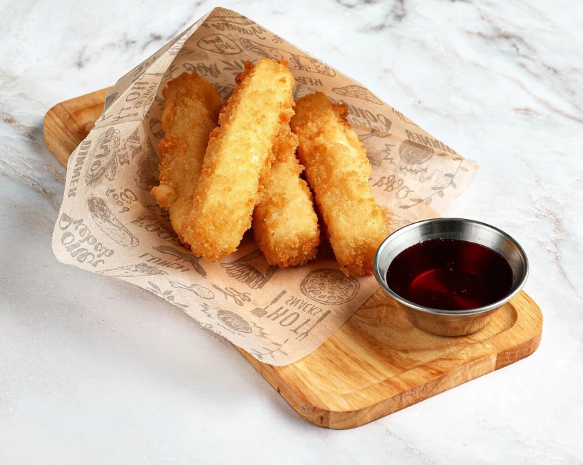 Сырные палочки в панировке с клюквенным соусом 