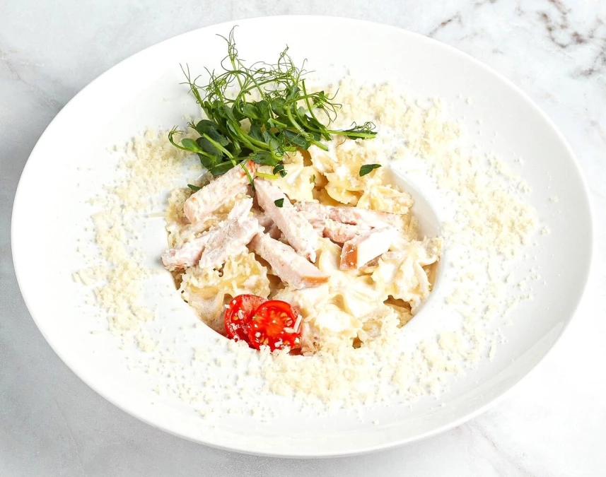 Паста с копченой курочкой в сливочном соусе