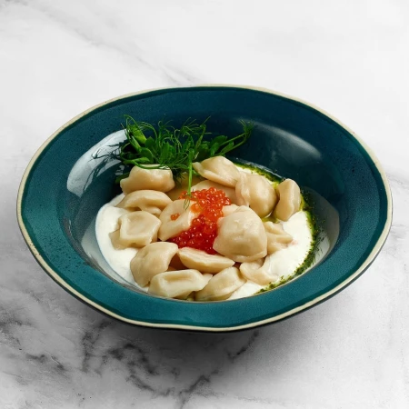 Пельмени из щуки в сливочном соусе с красной икрой