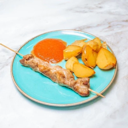 Шашлычок из свинины с картофелем беби и томатным соусом ланч