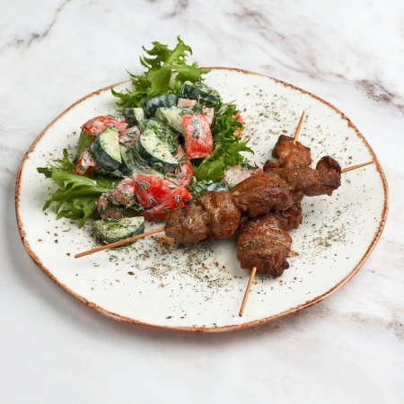 Шашлычки из свинины с салатом