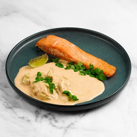 Дикий лосось со сливочным тайским соусом