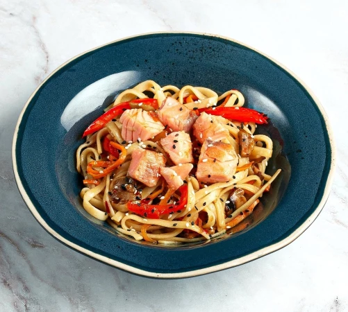 Wok с лососем