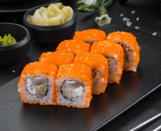 Ролл Калифорния с сельдью