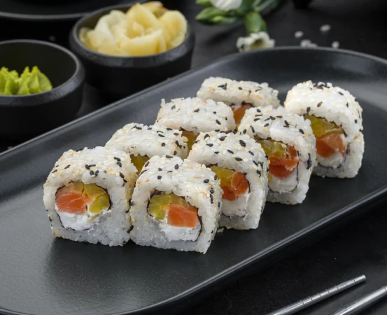 Ролл с лососем и такуаном холодный