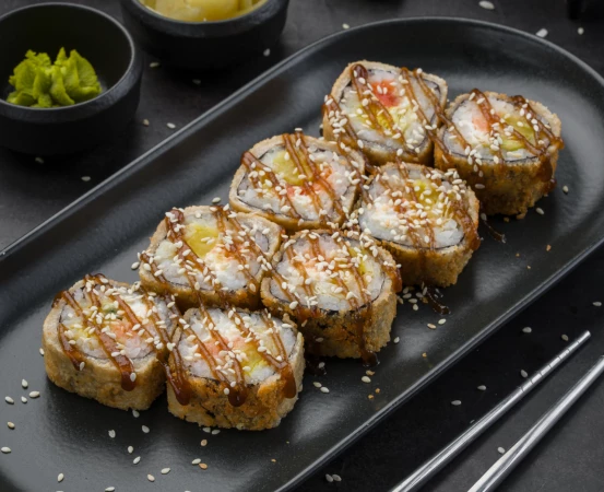 Ролл с лососем и такуаном темпура