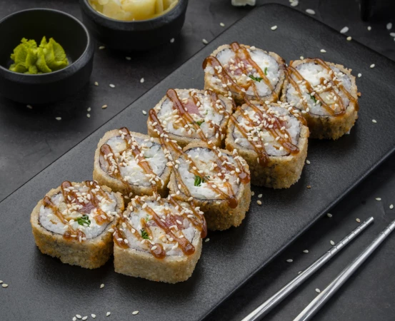 Ролл с тунцом, омлетом и сыром темпура