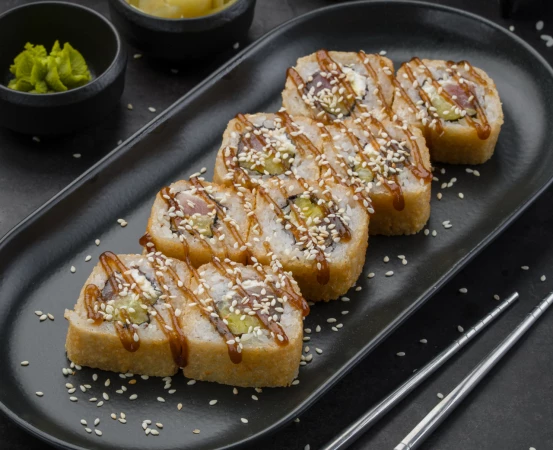 Ролл с тунцом и такуаном темпура