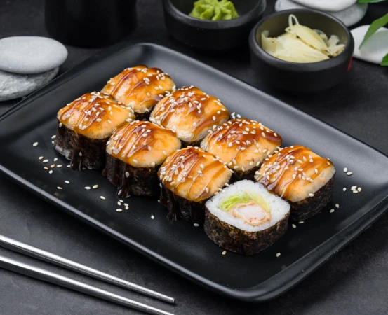 Ролл Запеченный с креветкой и салатом