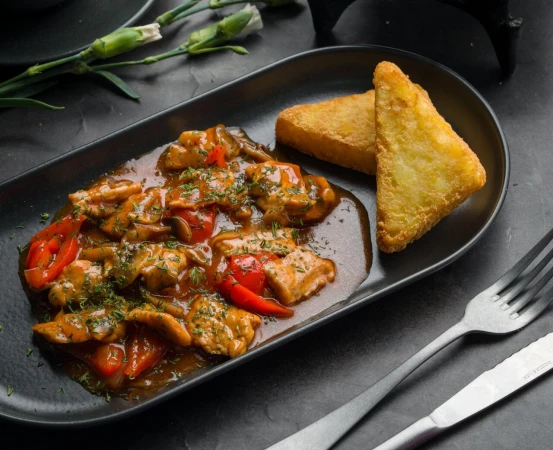 Свинина с овощным лечо и хашбраунами