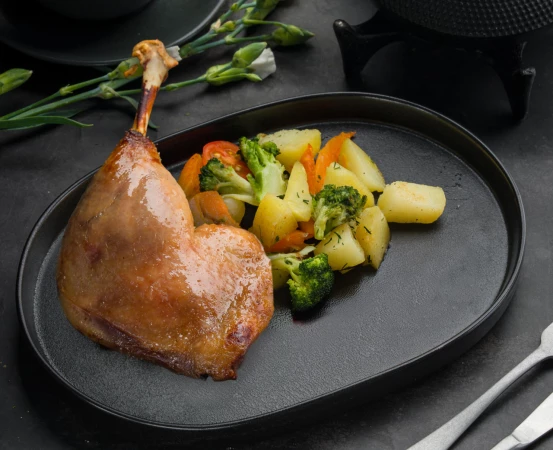 Утиная ножка конфи с овощами