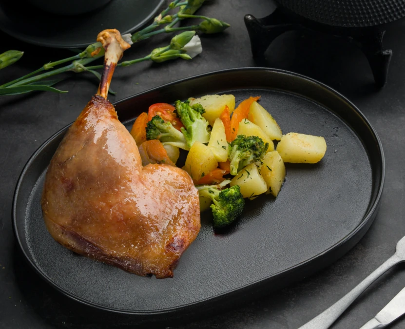 Утиная ножка конфи с овощами