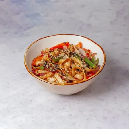 Удон с овощами в соусе сладкий чили
