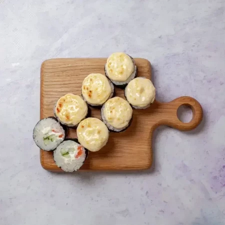 Запеченный ролл с лососем