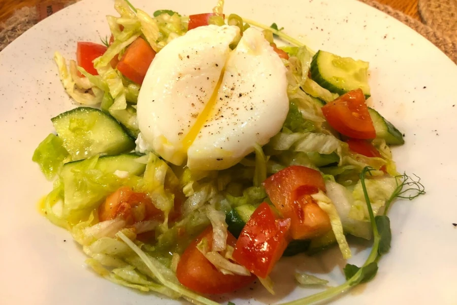 Салат с овощами и яйцом пашот