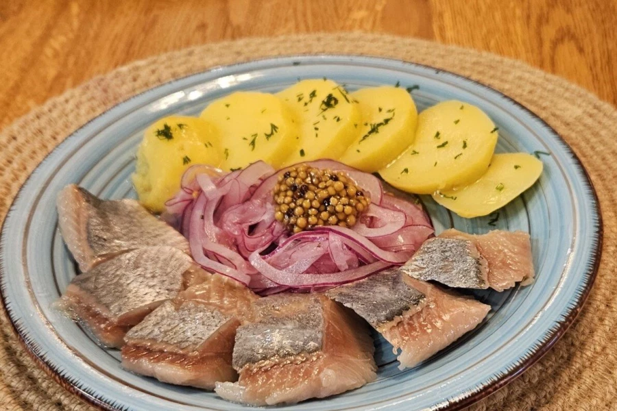 Сельдь с картофелем и луком
